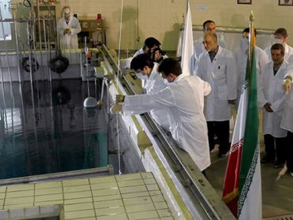 Các điều tra viên IAEA niêm phong sau khi tháo dỡ kết nối giữa hai tháp chứa hạt nhân làm giàu cấp độ 20% ở nhà máy Natanz, Iran ngày 20/1. (Nguồn: AFP/ TTXVN) IAEA kêu gọi giúp trả chi phí thanh sát tại Iran ảnh 1