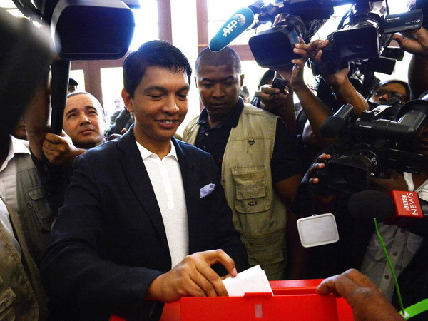 Tổng thống lâm thời Andry Rajoelina bỏ phiếu tại một điểm bầu cử ở Antananarivo ngày 25/10. (Nguồn: AFP/ TTXVN) Tổng thống Madagascar Andry Rajoelina từ chức ảnh 1