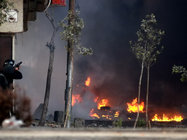 Cảnh sát bắn hơi cay trong cuộc xung đột ở thủ đô Cairo ngày 17/1. (Nguồn: AFP/TTXVN) Đánh bom xe ngay trước trụ sở cảnh sát thủ đô Cairo ảnh 1