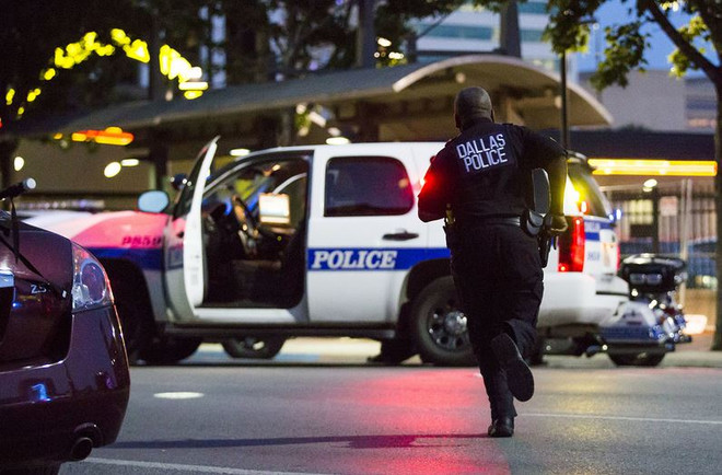 [Video] Cảnh sát bị kẻ bắn tỉa hạ gục trong vụ nổ súng ở Dallas ảnh 1