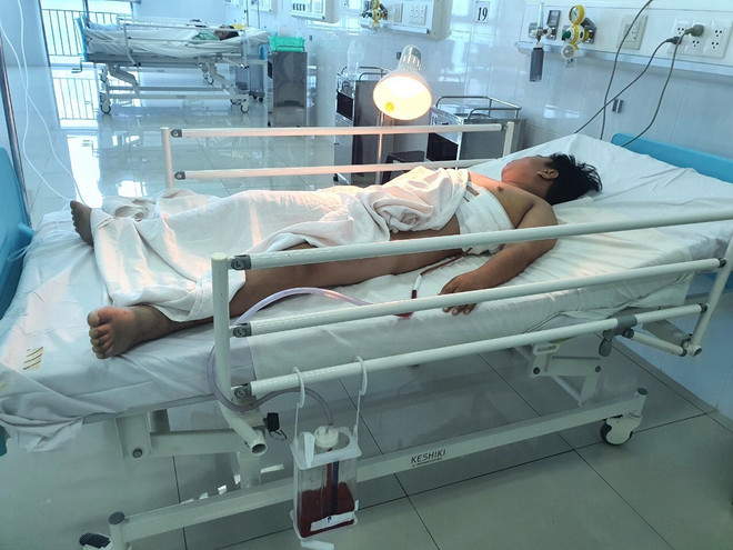 Vĩnh Long: Cứu sống học sinh lớp 7 bị bạn dùng dao đâm xuyên phổi ảnh 1