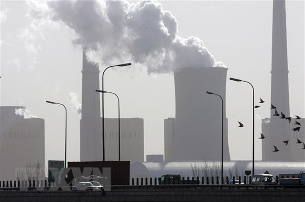 Khói bốc lên tại một nhà máy ở Bắc Kinh, Trung Quốc. (Nguồn: AFP/TTXVN) Động cơ đằng sau cam kết giảm phát thải khí CO2 của Trung Quốc ảnh 1