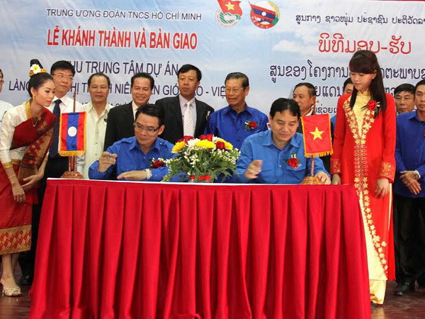 Toàn cảnh lễ ký bàn giao dự án. (Ảnh: Hoàng Chương/Vietnam+) Bàn giao trung tâm Dự án Làng Hữu nghị Thanh niên biên giới Lào-Việt ảnh 1