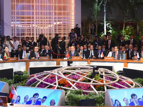 Thủ tướng dự các Hội nghị Cấp cao ASEAN với các Đối tác ảnh 2