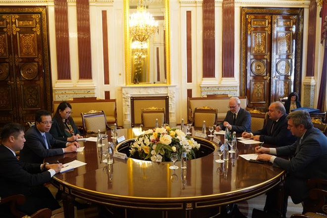 Đại sứ Đặng Minh Khôi làm việc với Phó Chỉ tịch Hội đồng Lập pháp thành phố St. Petersburg, Nikolai Bondarenko. (Ảnh: Duy Trinh/TTXVN) Tình cảm nồng ấm của thủ đô phương Bắc nước Nga dành cho Việt Nam ảnh 1