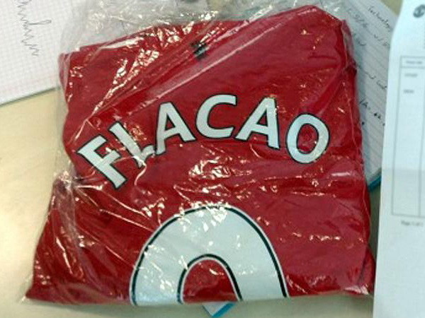 CĐV M.U thất vọng khi nhận áo đấu in sai tên "bom tấn" Falcao ảnh 1