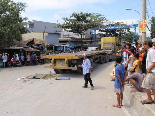 Bị cuốn vào gầm xe container, hai mẹ con chết thảm ảnh 1