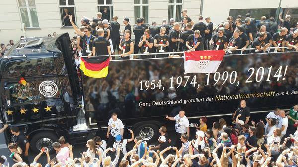 Lễ chào đón hoành tráng đội tuyển Đức vừa trở về từ Brazil ảnh 17