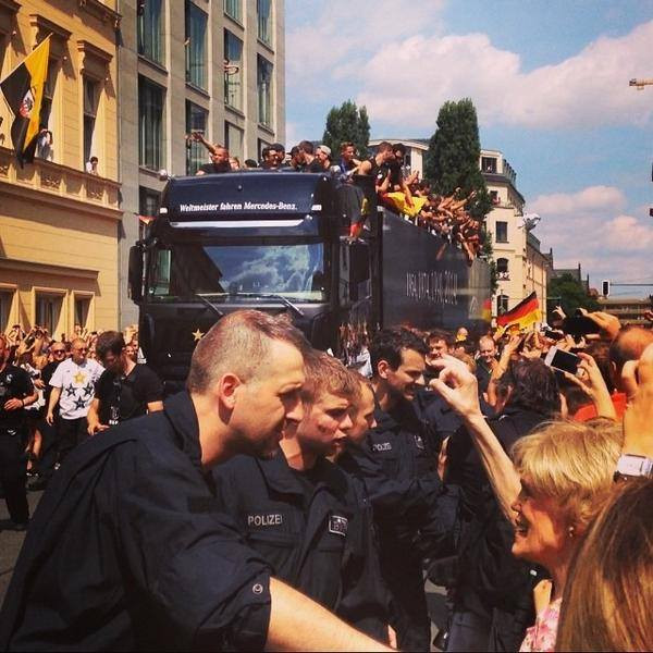 Lễ chào đón hoành tráng đội tuyển Đức vừa trở về từ Brazil ảnh 23