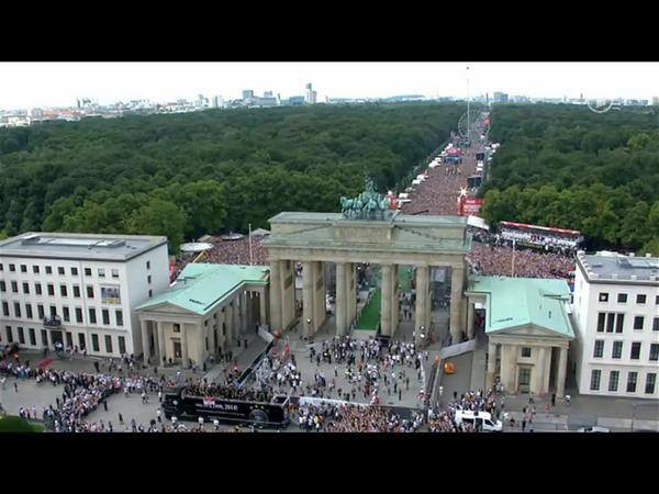 Lễ chào đón hoành tráng đội tuyển Đức vừa trở về từ Brazil ảnh 22