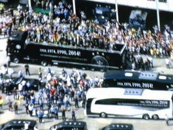 Lễ chào đón hoành tráng đội tuyển Đức vừa trở về từ Brazil ảnh 1