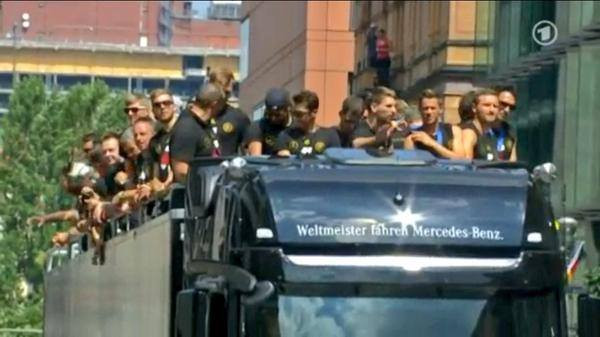 Lễ chào đón hoành tráng đội tuyển Đức vừa trở về từ Brazil ảnh 18