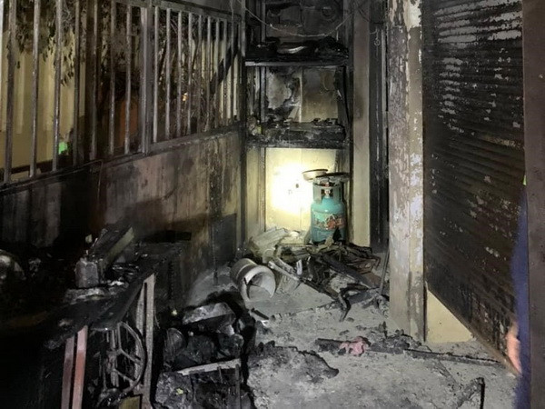 Hà Nội: Cháy nhà dân, 5 người được cứu thoát an toàn ảnh 1