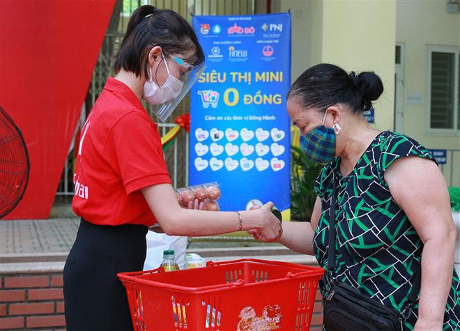 Người dân Hà Nội lựa chọn hàng từ siêu thị 0 đồng. (Ảnh: Trần Việt/TTXVN) Những giải pháp nhiều phía hỗ trợ cho người lao động trong đại dịch ảnh 1