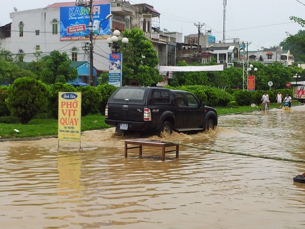Mưa lớn gây ngập nhiều tuyến đường ở thị xã Bắc Kạn ảnh 2