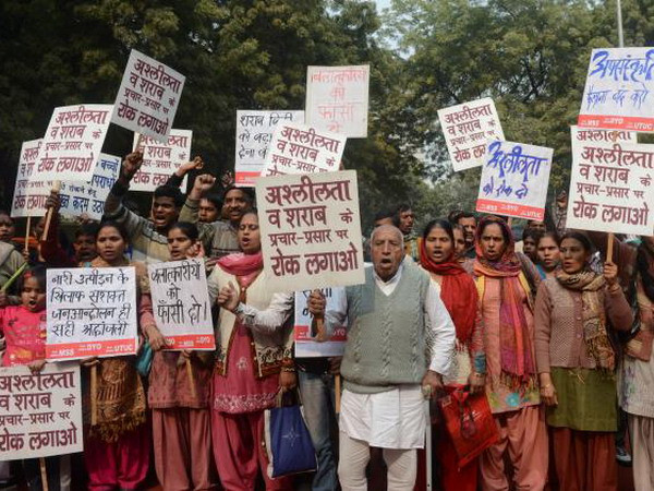 Lại phát hiện một thi thể nữ giới bị treo trên cây ở Ấn Độ ảnh 1