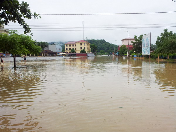 Mưa lớn gây ngập nhiều tuyến đường ở thị xã Bắc Kạn ảnh 1