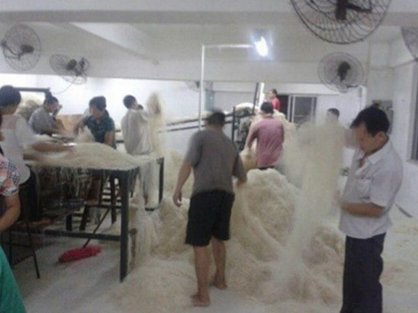 Rợn người cảnh sản xuất miến bằng chân tại Trung Quốc ảnh 1