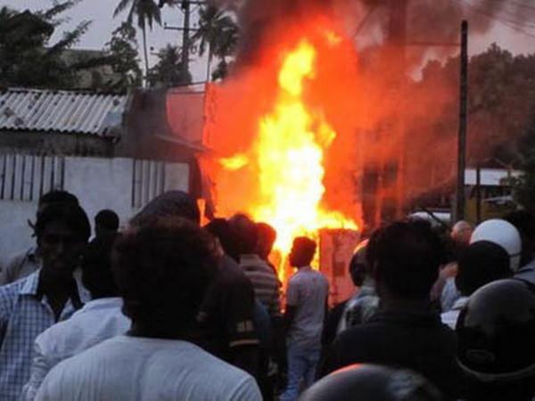 Sri Lanka gia hạn giới nghiêm nhằm ngăn bạo loạn tôn giáo ảnh 1