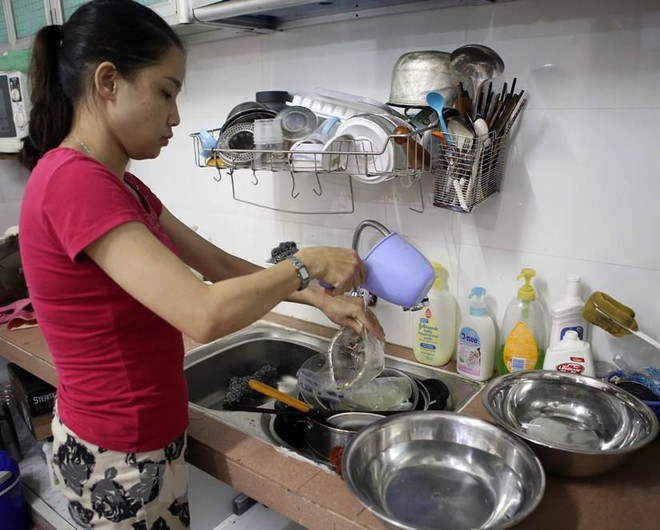 Người dân Đà Nẵng phải sử dụng nước rất tiết kiệm trong những ngày thiếu nước. (Ảnh: Trần Lê Lâm/TTXVN) Đà Nẵng: Thủy điện xả nước, sông Cầu Đỏ đã bớt nhiễm mặn ảnh 1