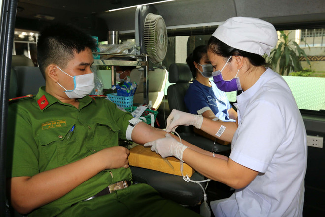 Đông đảo cán bộ, chiến sỹ và người dân thành phố hiến máu tình nguyện tại lễ ra quân. (Ảnh: Thanh Vũ/TTXVN) Hội Chữ thập đỏ Việt Nam vận động hiến máu và chống dịch Covid-19 ảnh 2