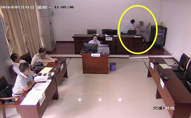 Người đàn ông gây sốc vì đại tiện ngay trong phòng xử án ảnh 1