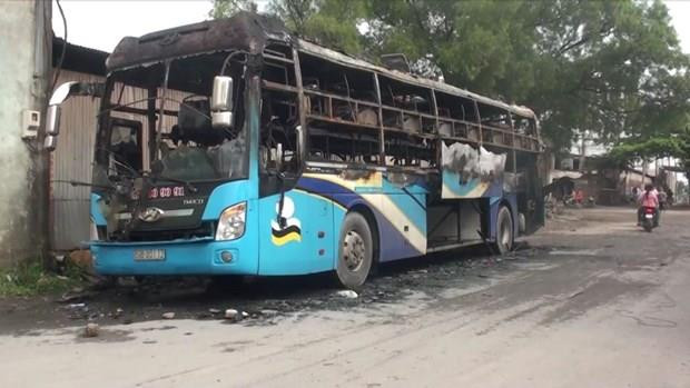 Một xe ôtô khách bốc cháy khi lưu thông qua tỉnh Hà Tĩnh ảnh 1