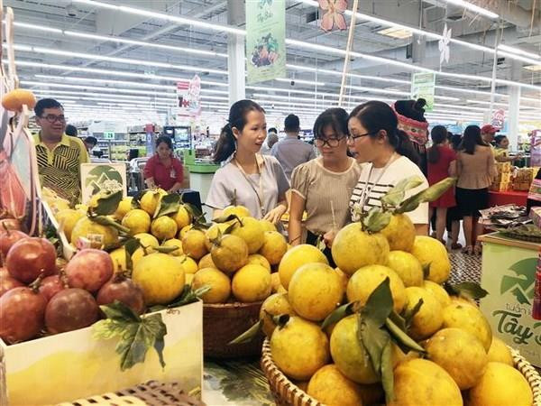 Nhiều đặc sản của các tỉnh, thành phía Bắc được quảng bá, giới thiệu vào siêu thị ở Thành phố Hồ Chí Minh. (Ảnh: Mỹ Phương/TTXVN) Cầu nối đưa hàng hóa của hợp tác xã vào hệ thống phân phối ảnh 1