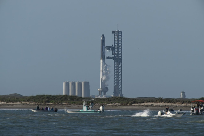 Tên lửa SpaceX Starship trên bệ phóng từ căn cứ Starship của SpaceX ở Boca Chica. (Nguồn: AFP) SpaceX bất ngờ hoãn phóng tàu vũ trụ Starship ngay sát giờ cất cánh ảnh 1