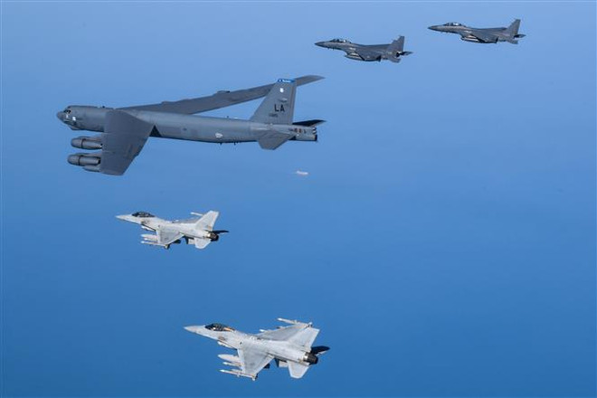 Máy bay ném bom chiến lược B-52H (giữa) của Mỹ cùng máy bay chiến đấu F-15K và KF-16 của Hàn Quốc tham gia cuộc tập trận ngày 6/3/2023. (Ảnh: Yonhap/TTXVN) Triều Tiên cảnh báo "sẽ hành động cần thiết" đáp trả Mỹ-Hàn tập trận ảnh 1
