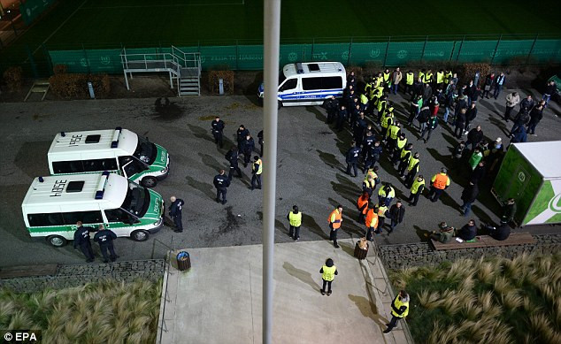 Nghi có khủng bố, Sir Alex phải ở lại sân sau trận Wolfsburg-M.U ảnh 2