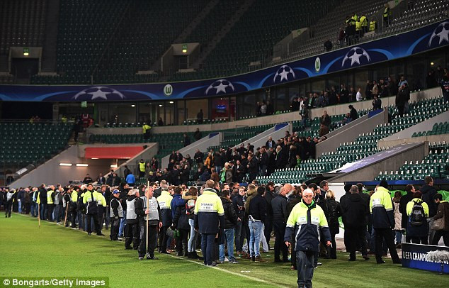 Nghi có khủng bố, Sir Alex phải ở lại sân sau trận Wolfsburg-M.U ảnh 3