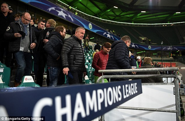 Nghi có khủng bố, Sir Alex phải ở lại sân sau trận Wolfsburg-M.U ảnh 4