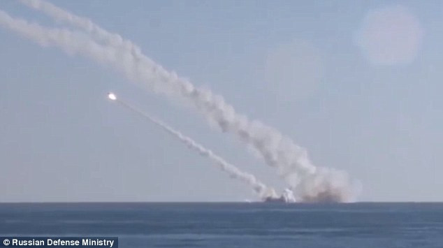 [Video] Nga lần đầu tiên phóng tên lửa từ tàu ngầm tấn công IS ảnh 1