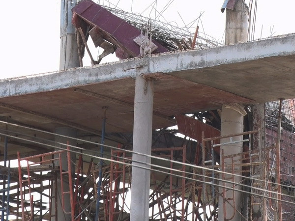 Giàn giáo đang thi công bất ngờ đổ sập khiến hai người chết ảnh 1