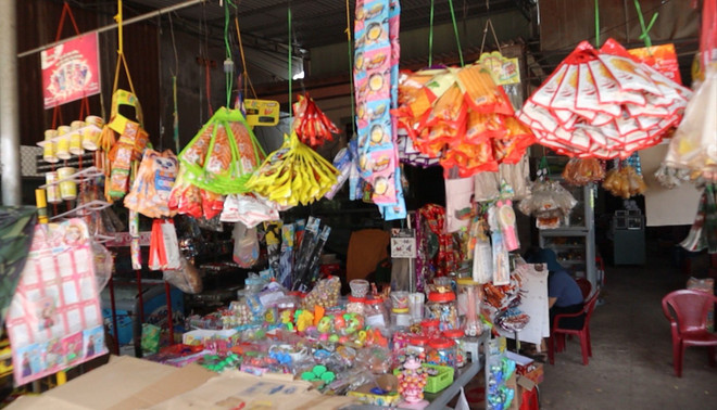 Cửa hàng tạp hóa trước cổng trường Tiểu học Tân Thành nơi bán sản phẩm kẹo nghi gây ngộ độc cho các học sinh. (Ảnh: Đậu Tất Thành/TTXVN) Vụ 9 học sinh nghi bị ngộ độc: Yêu cầu tiệm tạp hóa ngừng hoạt động ảnh 1
