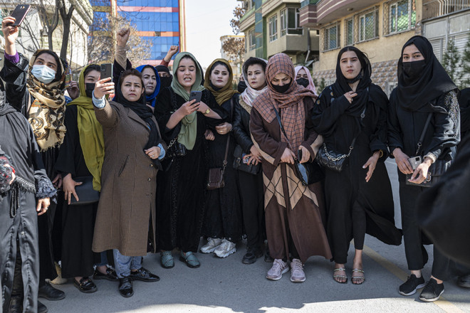 Phụ nữ Afghanistan biểu tình đòi các quyền lợi tại thủ đô Kabul ngày 8/3/2023. (Ảnh: AFP/TTXVN) HĐBA ra nghị quyết yêu cầu Taliban từ bỏ lệnh cấm đối với phụ nữ ảnh 1