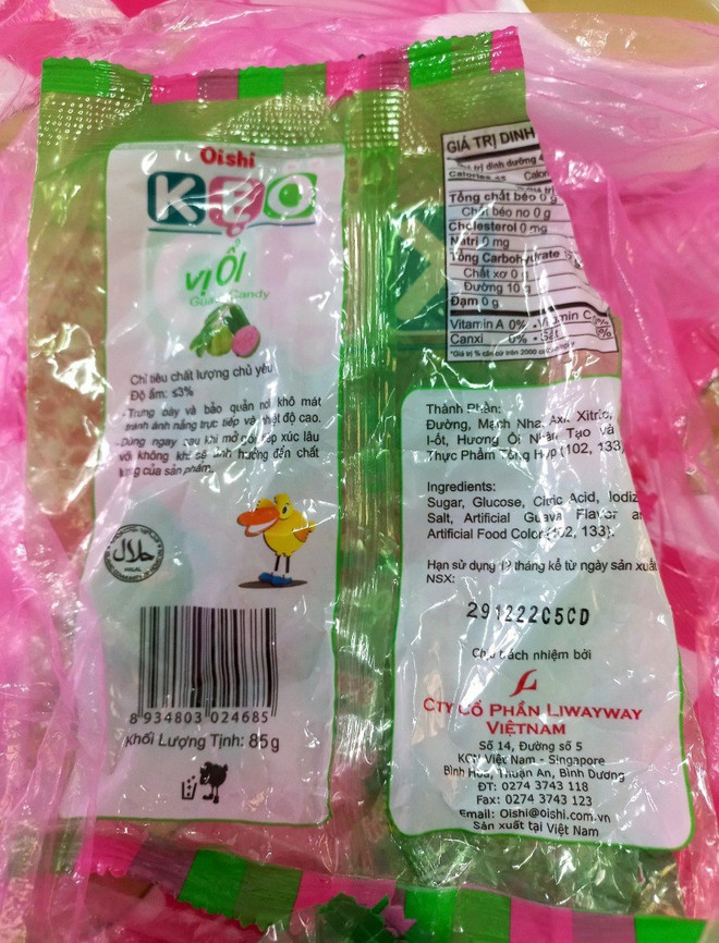 Vỏ gói kẹo ổi 9 học sinh ăn, sau đó bị ngộ độc. (Ảnh nguồn: Đậu Tất Thành/TTXVN/Vietnam+) Vụ 9 học sinh nghi bị ngộ độc: Yêu cầu tiệm tạp hóa ngừng hoạt động ảnh 3