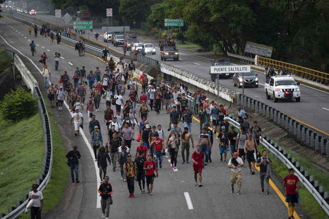 Hình ảnh người di cư di trong hành trình tới Mỹ, ngày 9/6/2022. (Ảnh: AFP/TTXVN) Mỹ điều chỉnh chính sách nhằm siết chặt dòng người di cư ảnh 1