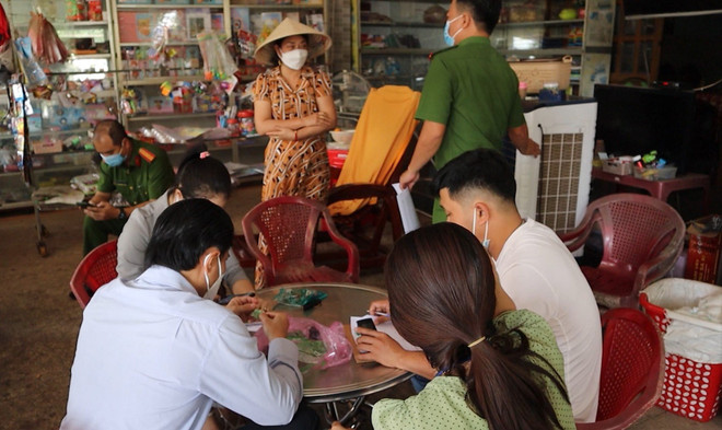 Đoàn kiểm tra làm việc với cửa hàng tạp hóa. (Ảnh: Đậu Tất Thành) Vụ 9 học sinh nghi bị ngộ độc: Yêu cầu tiệm tạp hóa ngừng hoạt động ảnh 4