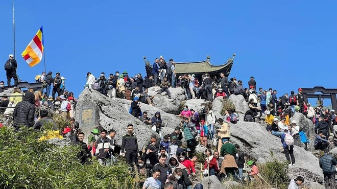 Chùa Đồng trên đỉnh núi Yên Tử thu hút đông đảo du khách trong những ngày đầu xuân. (Ảnh: TTXVN phát) Quảng Ninh đón khoảng 660.000 lượt khách trong 5 ngày đầu Xuân ảnh 1