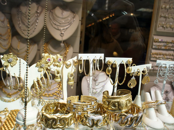 Giá vàng tại Mỹ rời khỏi mức đỉnh do sức ép từ giá dầu giảm ảnh 1