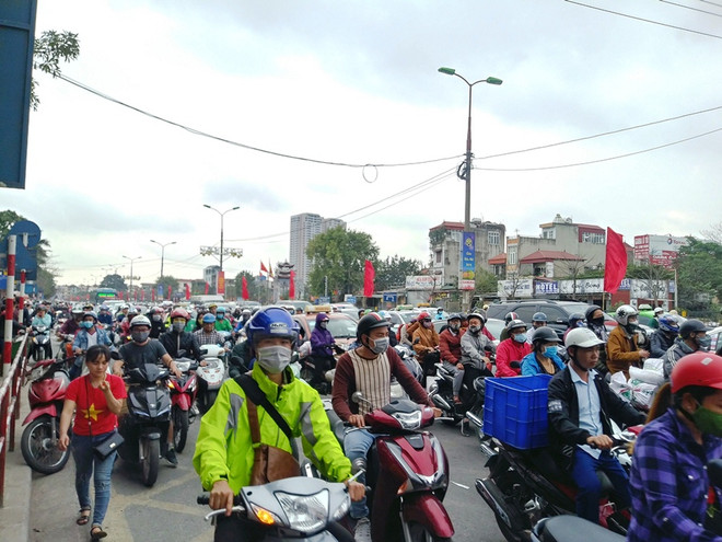 Người dân ùn ùn đổ về Thủ đô, các cửa ngõ ùn tắc cục bộ sau nghỉ Tết ảnh 1