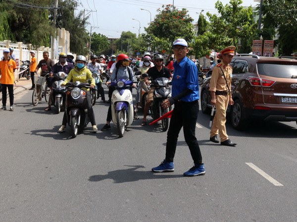 Làm thủ tục xét tốt nghiệp đặc cách cho thí sinh bị tai nạn giao thông ảnh 1