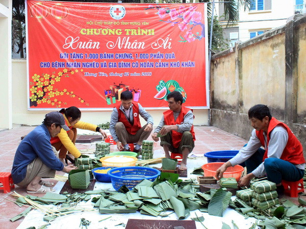 Gói bánh chưng tặng các bệnh nhân nghèo và đình có hoàn cảnh khó khăn. (Ảnh: Đinh Tuấn/TTXVN) Thủ tướng biểu dương Hội Chữ thập Đỏ về phong trào Tết vì người nghèo ảnh 1