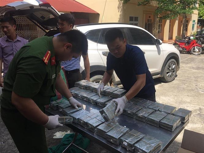 Hòa Bình: Bắt quả tang vụ vận chuyển trái phép 100 bánh heroin ảnh 1
