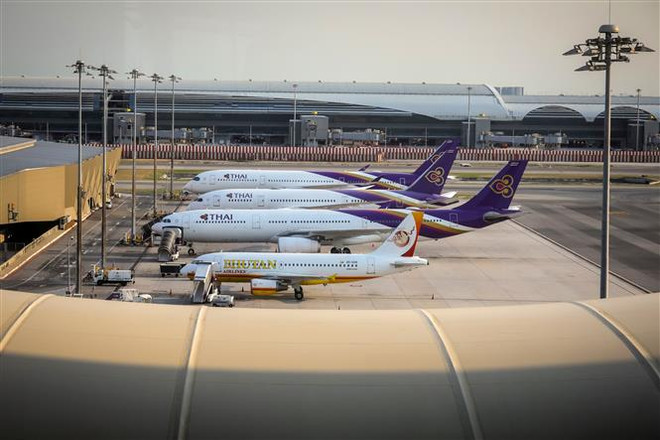 Hàng loạt máy bay của Hãng hàng không Thái Lan nằm chờ tại sân bay Suvarnabhumi ở Bangkok ngày 3/4/2020, trong bối cảnh chính phủ ban bố lệnh cấm các chuyến bay chở khách nhập cảnh nhằm ngăn ngừa dịch COVID-19 lây lan. (Ảnh: AFP/TTXVN) Tình trạng thoái vốn ở các nước mới nổi mạnh hơn cả thời kỳ 2008 ảnh 2