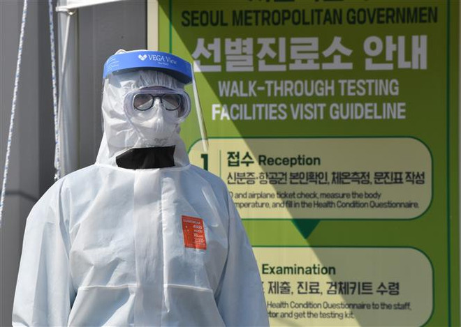 Một địa điểm xét nghiệm COVID-19 ở thủ đô Seoul, Hàn Quốc, ngày 3/4/2020. (Ảnh: AFP/TTXVN) Viện Pasteur Hàn Quốc và Daewoong phát triển thuốc chữa COVID-19 ảnh 1