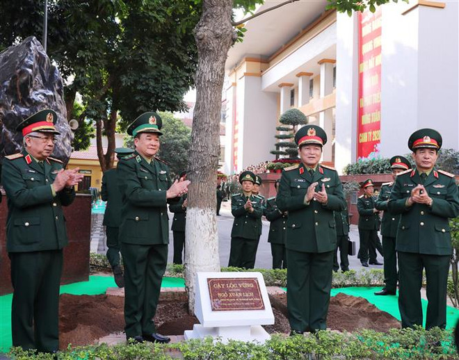 Bộ trưởng Quốc phòng chúc Tết cơ quan Bộ Tư lệnh Bộ đội Biên phòng ảnh 1