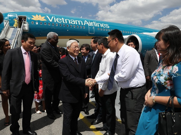 Tổng Bí thư gặp nhân viên Đại sứ quán và cộng đồng người Việt tại Cuba ảnh 1